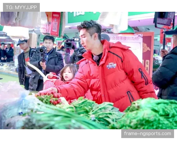 武大靖拎着塑料袋逛菜场，奥运金牌和菜篮子那反差我服了